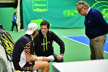 Physio Gregor Comploj im Einsatz ©RolandStrimmer