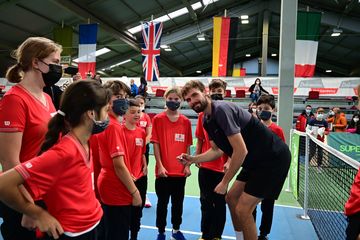 Winner Oscar Otte giving autographs to ballkids_Foto:Strimmer