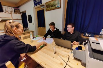Sorteggio tabelloni con Supervisor Pierluigi Grana, la presidente del CO Ellis Kasslatter e la tennista Mariia Kostiuk