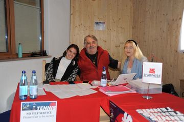 Players' desk: Lara and Julia with driver Giango ©A.Runggaldier
