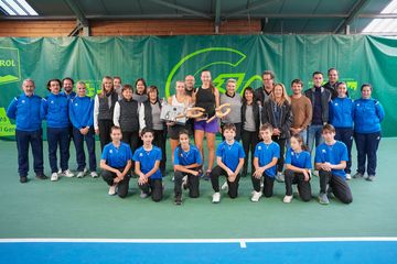 Finalistinnen mit Organisationskomitee ©DiegoRunggaldier