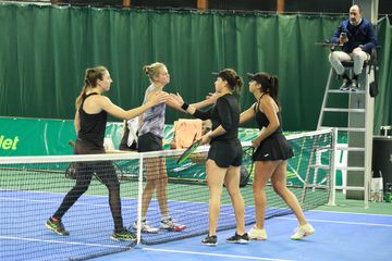 Handshake OVCHARENKO SAKELLARIDI - FALKOWSKA GUERRERO-ALVAREZ ©M.Corriero